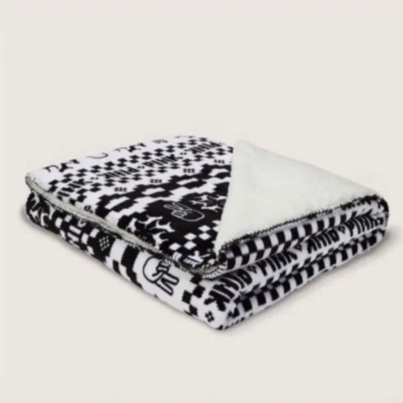🔥VS Pink super soft fair isle sherpa blanket NWT - Picture 2 of 7